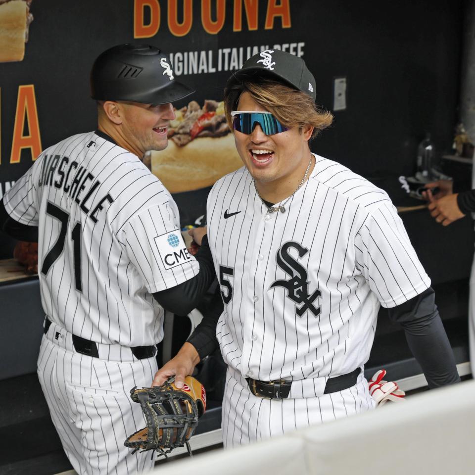 サヨナラ勝ちし、笑顔で引き揚げる村上（右）＝共同