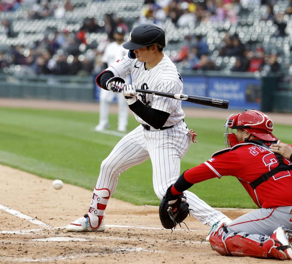 ３回、四球を選ぶ村上（共同）