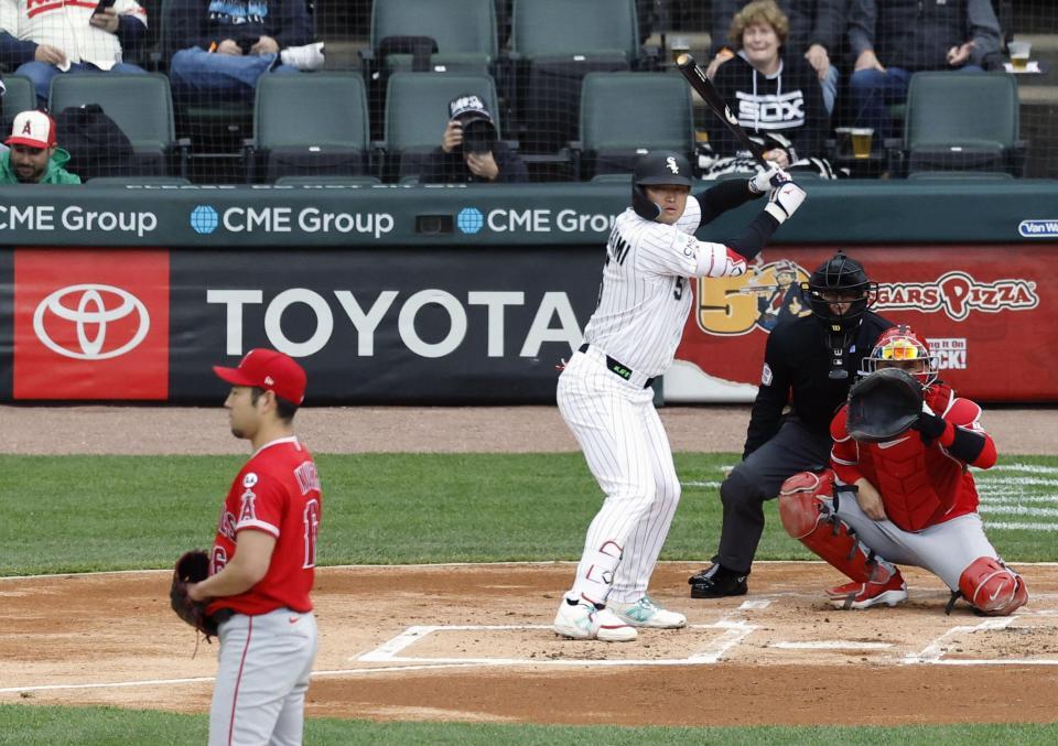 １回、菊池（手前）と対戦する村上（共同）