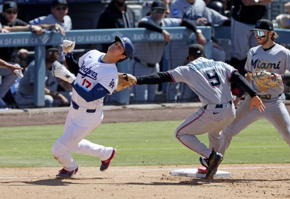 ９回、フリーマンの二ゴロでアウトになる一走大谷。併殺で試合終了となる（共同）