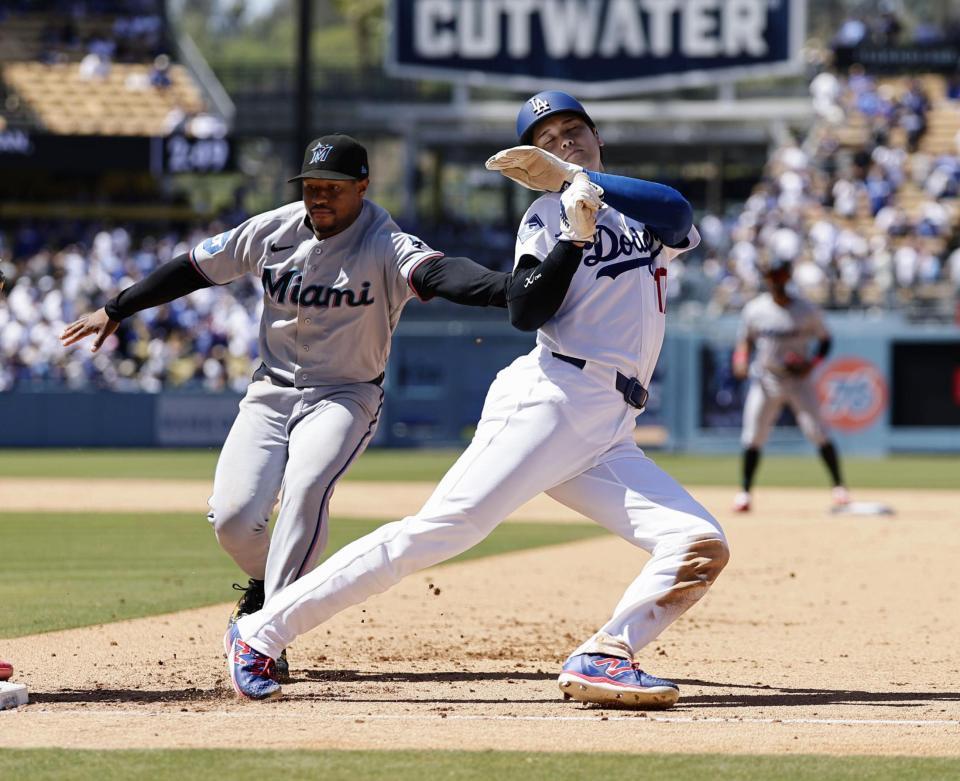 ９回、フリーマンの二ゴロでアウトになる一走大谷。併殺で試合終了となる（共同）