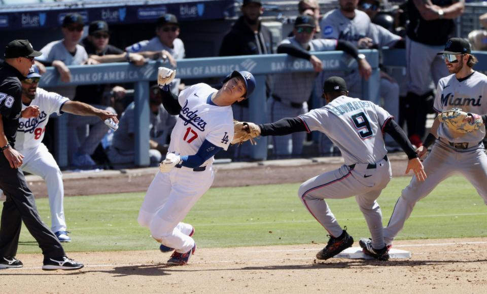 ９回、フリーマンの二ゴロでアウトになる一走大谷。併殺で試合終了となる（共同）