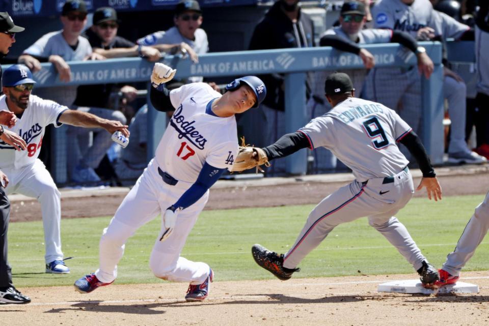 ９回、フリーマンの二ゴロでアウトになる一走大谷。併殺で試合終了となる（共同）