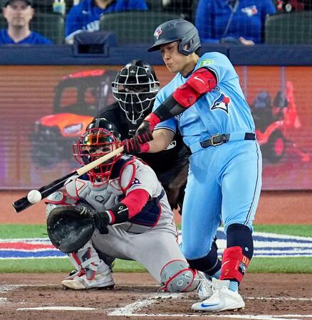 　３回、逆転の２点打を放つ岡本（共同）