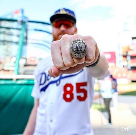 優勝リングをはめたメイ（ロサンゼルス・ドジャース提供）