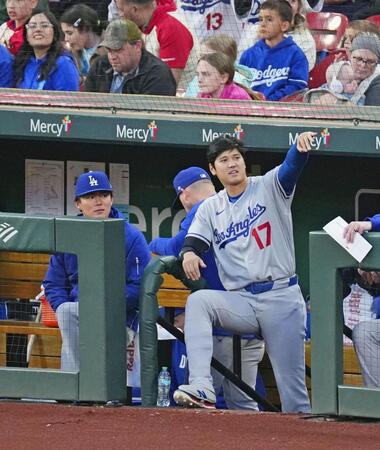 １回、ベンチで山本と話す大谷（１７）＝共同