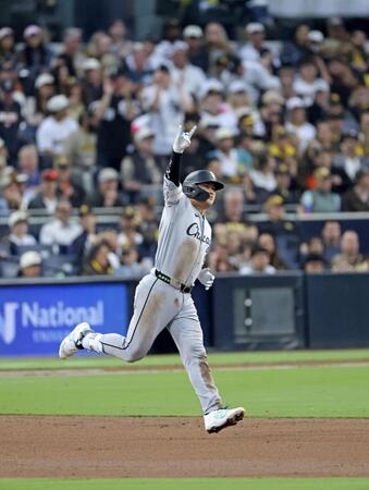 ２回、１３号３ランを放ち塁を回る村上（共同）