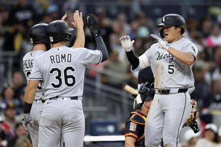 ２回、１３号３ランを放ち、迎えられる村上（５）＝ゲッティ＝共同