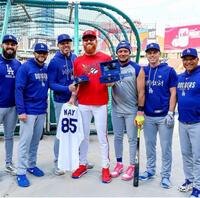 優勝リングを贈呈され笑みを浮かべるメイ（中央）とドジャースナイン（ロサンゼルス・ドジャース提供）