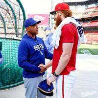ロバーツ監督（左）と握手をかわすメイ（ロサンゼルス・ドジャース提供）