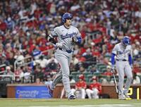 ３回、二ゴロに倒れベンチに戻る大谷（共同）