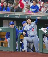 １回、ベンチで山本と話す大谷（１７）＝共同