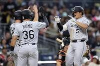 ２回、１３号３ランを放ち、迎えられる村上（５）＝ゲッティ＝共同