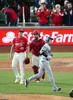 ９回、中飛に倒れ最後の打者となった大谷（右）＝共同