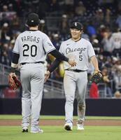 勝利し、バルガス（左）と喜ぶ村上（共同）