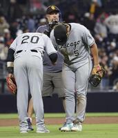 勝利し、バルガス（左）とお辞儀する村上（共同）