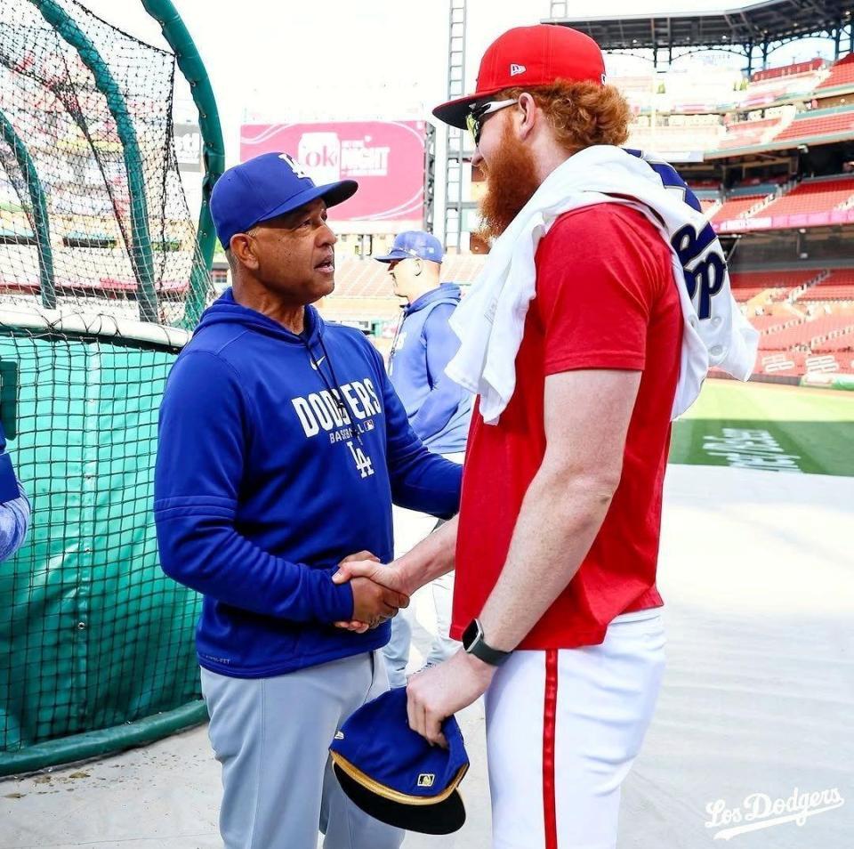 ロバーツ監督（左）と握手をかわすメイ（ロサンゼルス・ドジャース提供）
