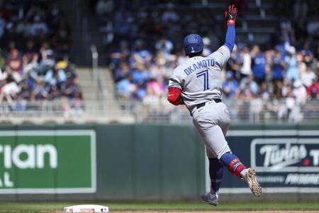 ６回、２試合連続の本塁打となる８号ソロを放ち塁を回る岡本（ＡＰ＝共同）