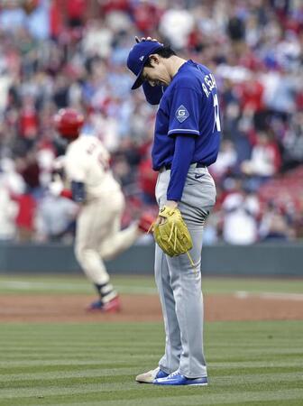 ３回、ウォーカー（奥）に２ランを浴びた佐々木（共同）