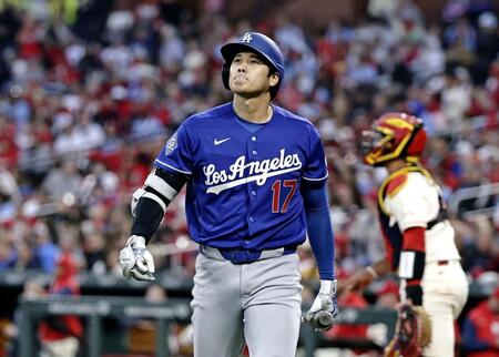 ６回、空振り三振に倒れた大谷（共同）