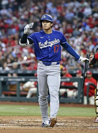 ６回、空振り三振に倒れた大谷（共同）