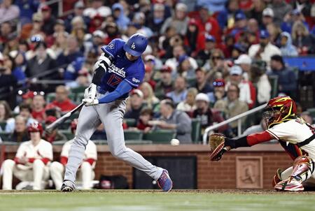 ８回、空振り三振に倒れる大谷（共同）