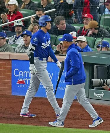 ８回、空振り三振に倒れた大谷。右はロバーツ監督（共同）