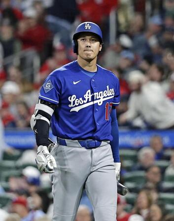 ８回、空振り三振に倒れた大谷（共同）