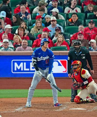 　カージナルス戦の８回、空振り三振に倒れたドジャース・大谷＝セントルイス（共同）