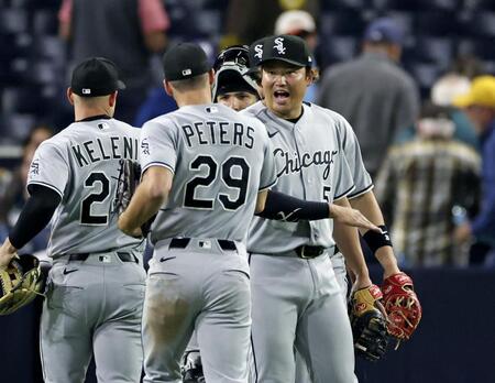 勝利し、チームメートとタッチを交わす村上（提供・共同通信社）