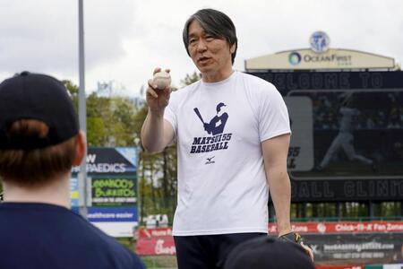 　野球教室を開催する松井秀喜さん＝２日、レークウッド（共同）
