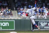 ６回、２試合連続の本塁打となる８号ソロを放ち塁を回る岡本（ＡＰ＝共同）