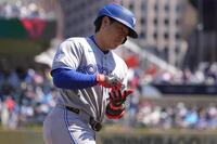 ６回、２試合連続の本塁打となる８号ソロを放ち塁を回る岡本（ロイター＝共同）