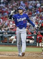 ６回、空振り三振に倒れた大谷（共同）