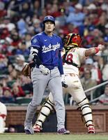 ８回、空振り三振に倒れた大谷（共同）