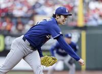 先発し、６回を投げ５安打３失点で３敗目を喫した佐々木（共同）