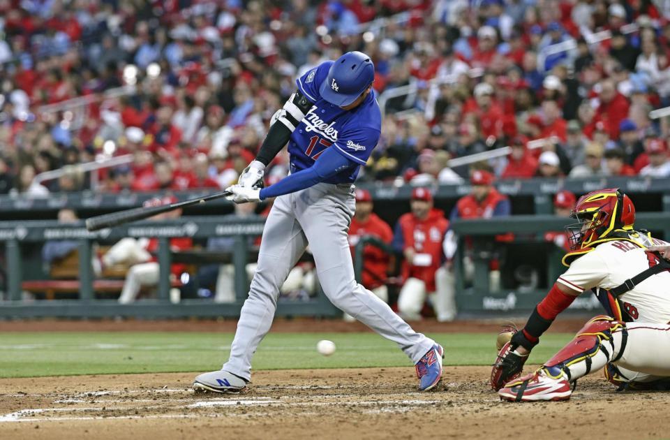 ６回、空振り三振に倒れる大谷（共同）