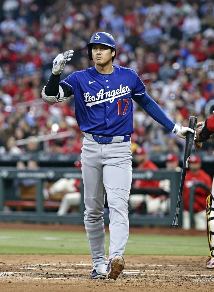 ６回、空振り三振に倒れた大谷（共同）