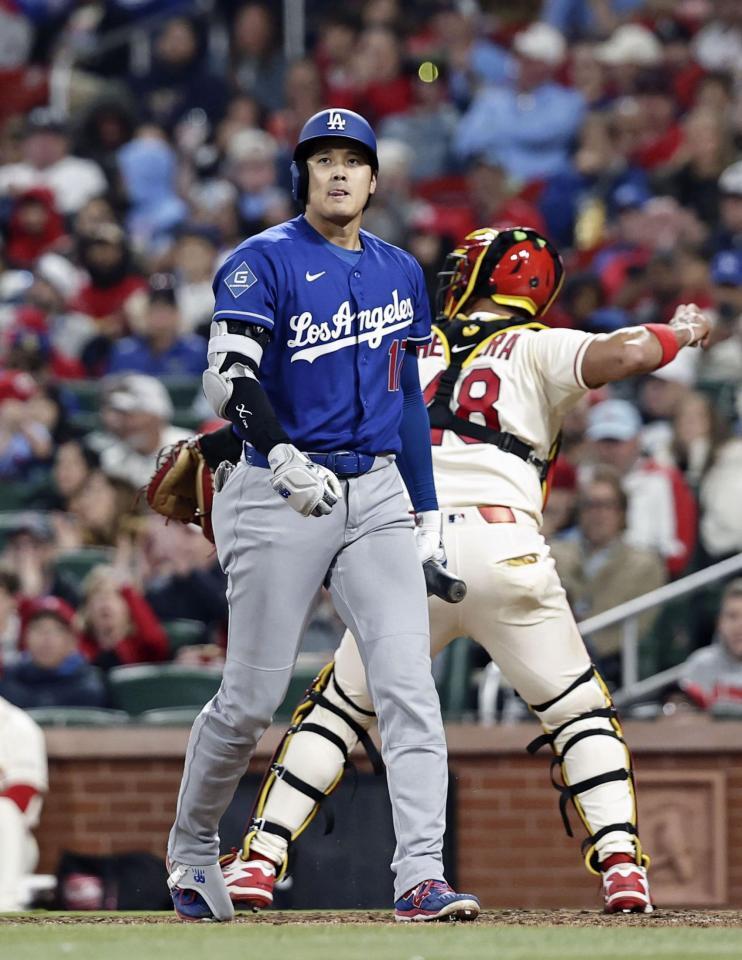 ８回、空振り三振に倒れた大谷（共同）