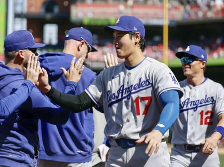 　カージナルスに勝利し、タッチを交わすドジャース・大谷＝セントルイス（共同）