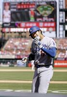 　カージナルス戦の９回、中飛に倒れベンチに戻るドジャース・大谷＝セントルイス（共同）