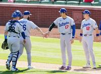 　カージナルスに勝利し、タッチを交わすドジャース・大谷（右から２人目）＝セントルイス（共同）