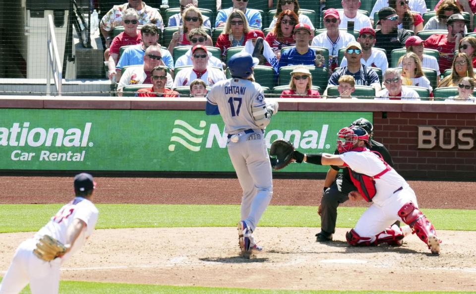 　カージナルス戦の７回、死球を受けるドジャース・大谷＝セントルイス（共同）