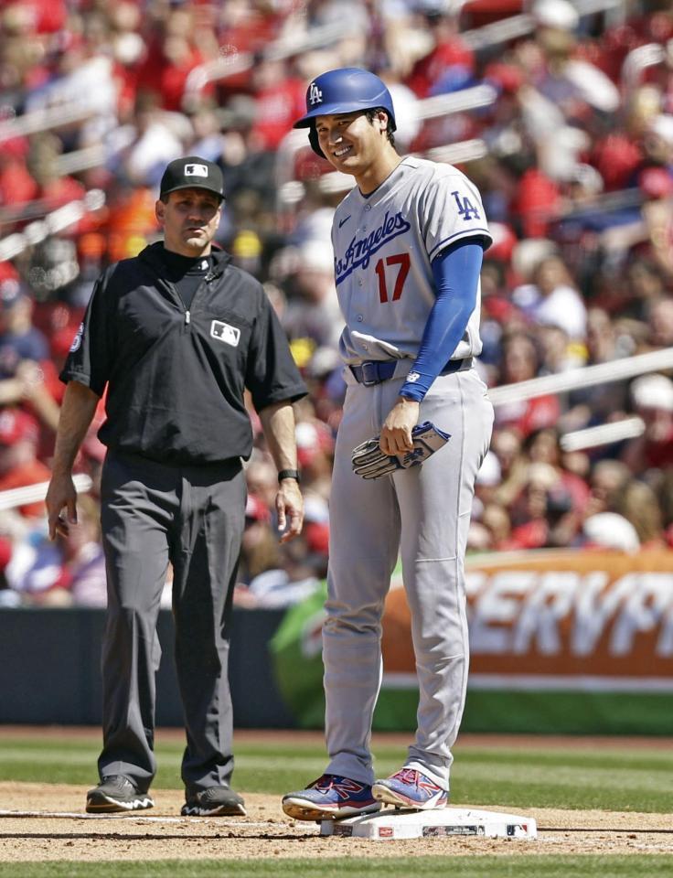 　カージナルス戦の７回、死球で出塁したドジャース・大谷＝セントルイス（共同）