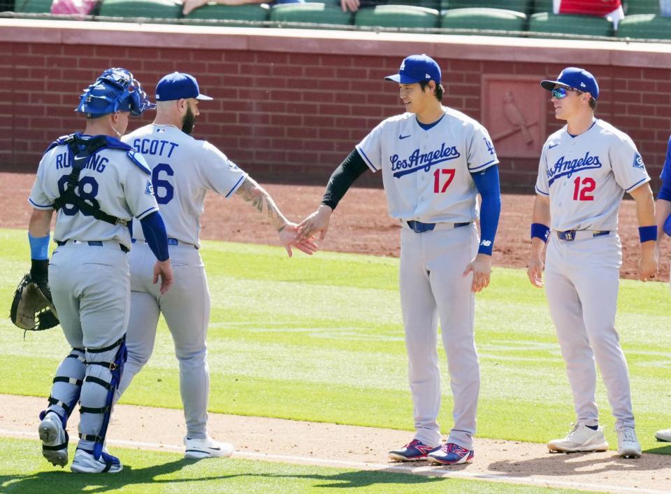 　カージナルスに勝利し、タッチを交わすドジャース・大谷（右から２人目）＝セントルイス（共同）