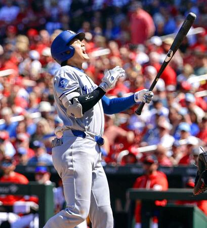 　７回、死球を受ける大谷（共同）