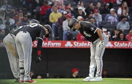 　エンゼルス戦の４回、14号２ランを放ち、チームメートと「おじぎポーズ」で喜ぶホワイトソックス・村上（右）＝アナハイム（共同）