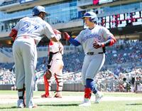 　９回、３試合連続の本塁打となる９号２ランを放ち迎えられるブルージェイズ・岡本（ＡＰ＝共同）