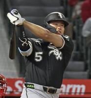 　エンゼルス戦の６回、二塁打を放つホワイトソックス・村上＝アナハイム（共同）