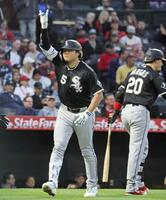 　エンゼルス戦の４回、14号２ランを放ち喜ぶホワイトソックス・村上＝アナハイム（共同）